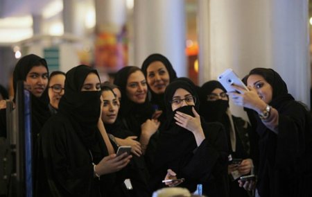 Сауд Арабия халқы 35 жылда алғаш рет кинотеатрға барды