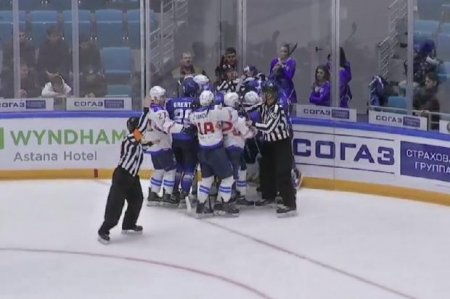 Астанада хоккейшілер матч кезінде төбелесіп қалды