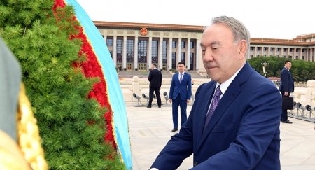 Назарбаев Бейжіңде Халық батырлары ескерткішіне гүл қойды