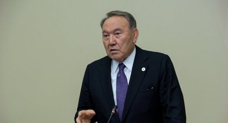 Назарбаев жөтеліп отырған екі әйелге өз қолымен дәрі апарып берді