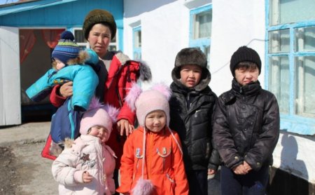 Алматы облысының кәсіпкерлері көпбалалы үш отбасыға үй алып берді