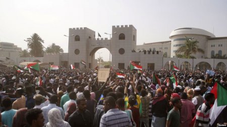 Суданды 30 жыл басқарған президент биліктен кетті