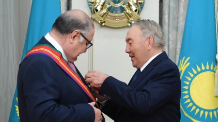 Қазақстанның Тұңғыш Президенті Нұрсұлтан Назарбаев «USM Holdings» компаниясының құрылтайшысы Алишер Усмановты «Достық» орденімен марапаттады.