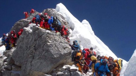 Эверестегі кезек салдарынан 10 адам қаза тапты