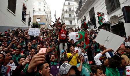 Алжирде президенттікке үміткер табылмады — сайлау күні шегерілді