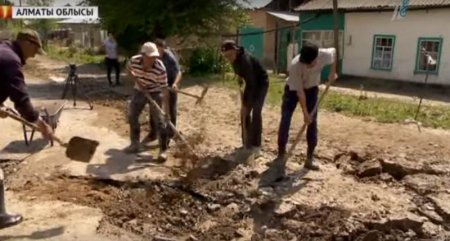 «Ешкім келген жоқ»: Алматы облысында тасқын болған ауылдың тұрғындары суды өздері сорып жатқанын айтты