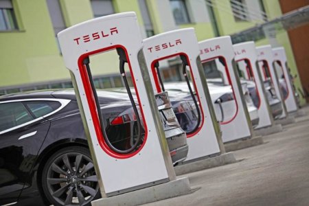 Илон Маск: Биыл Қазақстанда Tesla электромобильдеріне арналған "қуаттандырғыштар" ашылады