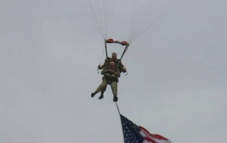"Тағы қайталағым келеді": 97 жастағы қария парашютпен секірді