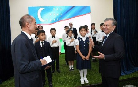 Өзбекстан президенті өзіне ақыл айтқан 3-сынып оқушысына көлік сыйлады
