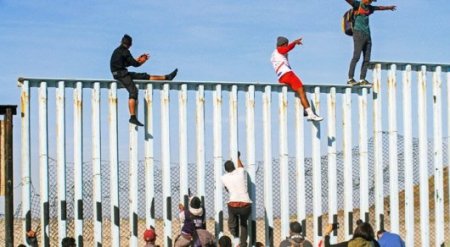 АҚШ президенті мигранттарға көмек көрсету туралы заңға қол қойды