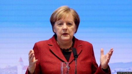 Меркель бір айдың ішінде үшінші рет дірілдеді