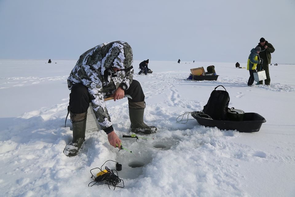 Соревнования по подледному лову. Рыбалка Арал. Соревнования по подледному лову Сахалинский лед. Ловля рыбы зимой на Аральском море. Особенности национальной подледной рыбалки.