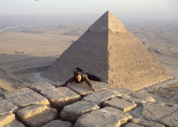 Мысыр пирамидаларын КІМ тонаған?