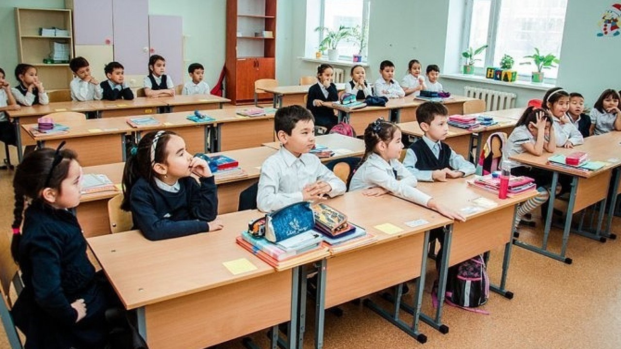 Образование в школах казахстана. Школы в Казахстане. Класс в школе. Ученики в классе Казахстан. Начальное образование в Казахстане.