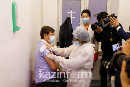 Денсаулық сақтау вице-министрлері коронавирусқа қарсы вакцина салдырды
