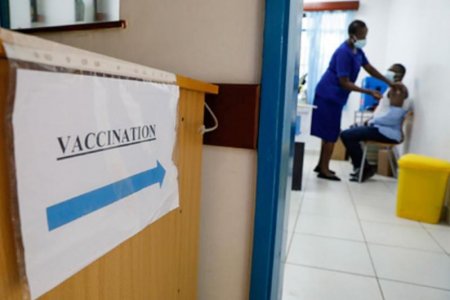 Кенияда коронавирусқа қарсы вакцинаның орнына суды пайдаланған