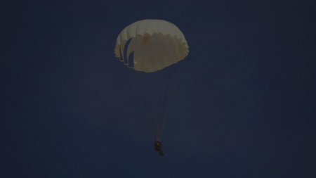 Десантшылар түнде парашютпен секіруді орындады