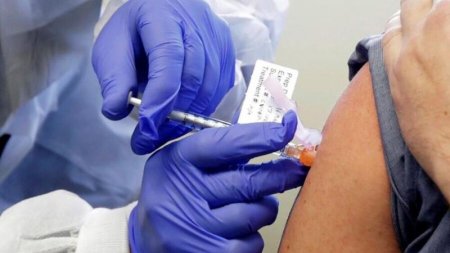 Ұлыбританияда рұқсат берілген вакцинаны алғандарға елге кіру жеңілдейді