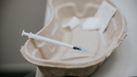 Германияда 1 мыңға жуық адамға мерзімі өтіп кеткен вакцина салынған
