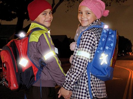 Қызылордалық полицейлер балалардың жарық шағылыстырғыш таяқшаны қолдануына кеңес береді