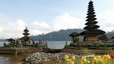 Индонезия шетелден келгендер үшін карантинді толығымен алып тастайды