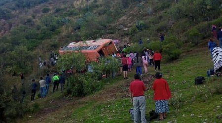 Перуде автобус жардан құлап, 11 адам қайтыс болды