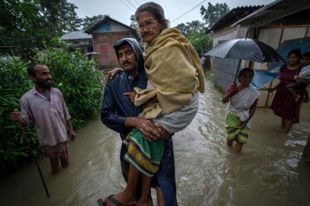 Үндістанда су тасқыны аймағынан 15 мыңға жуық адам эвакуацияланды