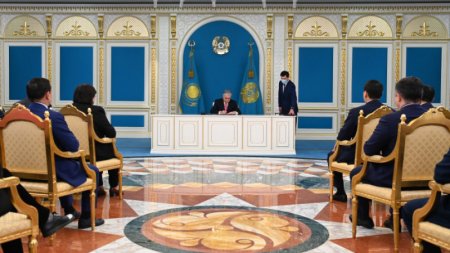 Президент Тоқаев көпшілік алдында алты заңға қол қойды