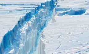 Антарктидада ірі көлемді айсберг бөлініп шықты