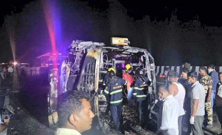 Үндістанда жолаушылар автобусы өртеніп, 25 адам қаза тапты
