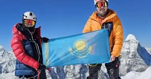 Қазақ қызы тарихта алғаш рет Эверест шыңына шығып, рекорд орнатты