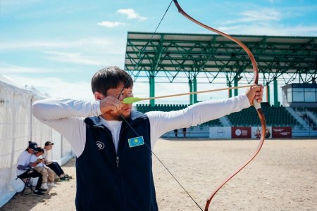 Қазақстандық садақшылар Дүниежүзілік көшпенділер ойындары өтетін алаңда жаттығып жатыр