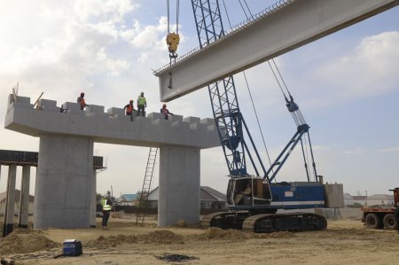 Көпір құрылысы: аспалы белдік орналастырылуда