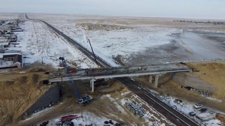 Аймақ басшысы Арал ауданындағы аспалы көпірдің құрылысын көрді