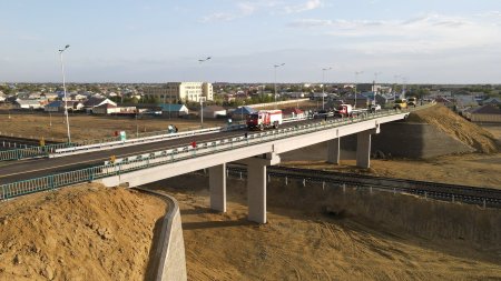 Аралда теміржол арқылы өтетін аспалы көпір пайдалануға берілді
