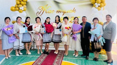 Мектеп түлегінің қолдауы шәкірттерді марқайтты