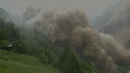 Швейцарияда мұздық опырылып, бір ауылды жермен-жексен етті
