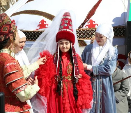 Димаш Құдайбергеннің қарындасы ақ босаға аттады