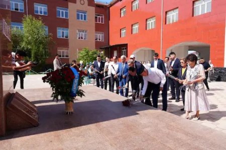 Абай Құнанбайұлының ескерткішіне гүл шоқтары қойылды