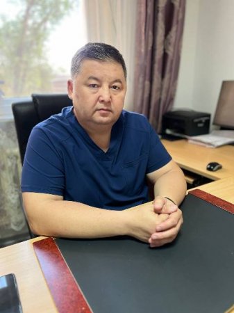 Берік Дәуітбаев: Жүрек ауруымен түскен пациенттер ота үшін кезек күтпейді
