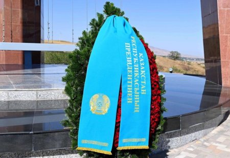 Президенттің ресми сапары «Ата бейіт» кешеніне зиярат етуден басталды