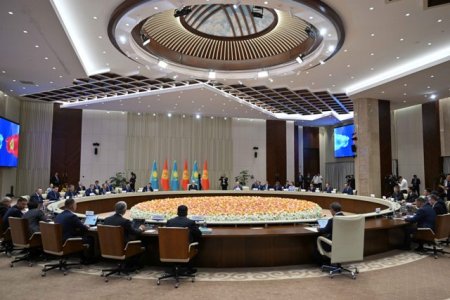 Қасым-Жомарт Тоқаев пен Садыр Жапаров Қазақстан мен Қырғызстан Жоғары мемлекетаралық кеңесінің отырысына қатысты