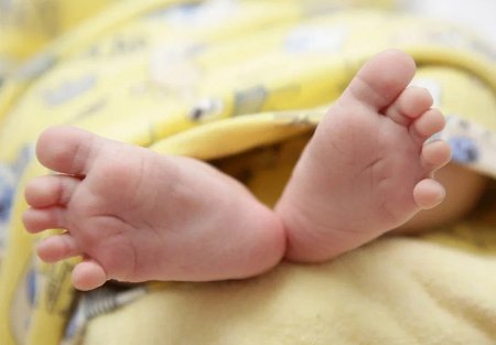 Мектеп оқушысы жаңа босанған сәбиін дәретхана суына лақтыра салған