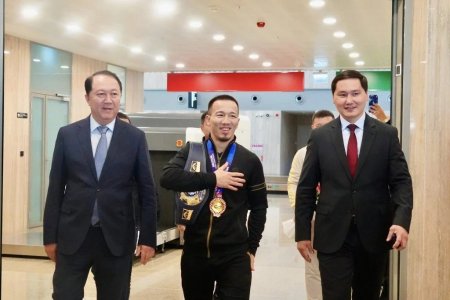Сыр жұртшылығы әлем чемпионы Айдос Сұлтанғалиді салтанатты түрде қарсы алды
