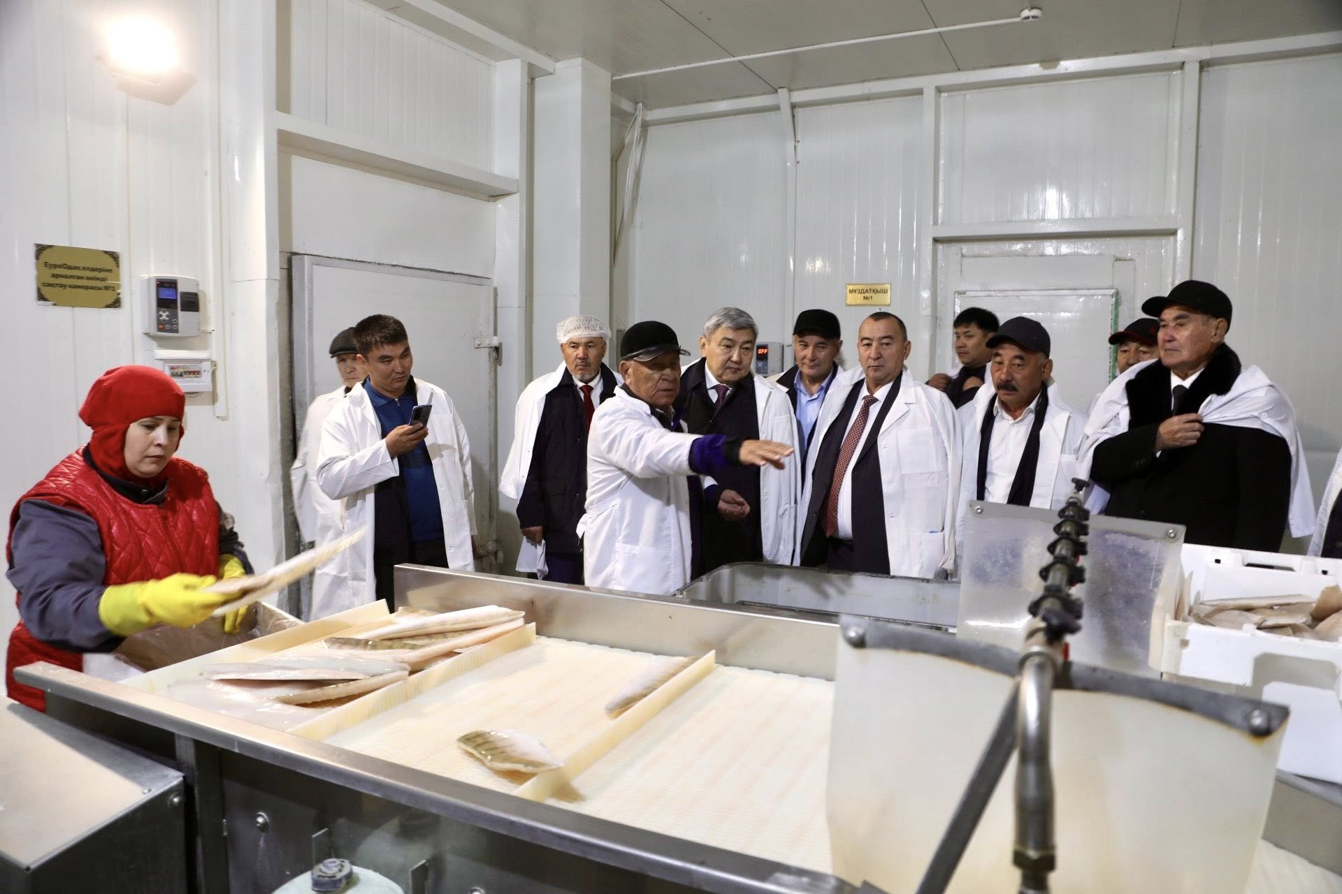 Балық шаруашылығы өндірісінің 100 жылдығына орай ауданға келген қонақтар балық зауытында болды