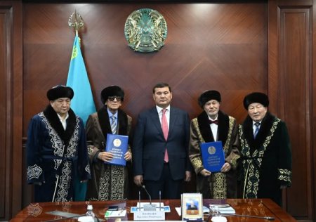 Аймақ басшысы жазушылар Тынымбай Нұрмағамбетов пен Қуандық Түменбаевты мерейтойымен құттықтады