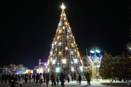 Жаңа жылдық шырша шамы жағылды