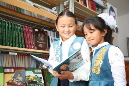 Білімді адам әрдайым биік тұрады