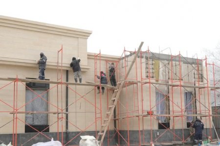 Кенттегі жаңа темір жол вокзалының құрылысы қарқынды жүруде