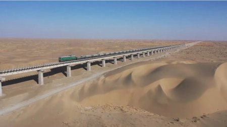 Қытай шөл далада алғашқы ауыр жүк теміржолын іске қосты